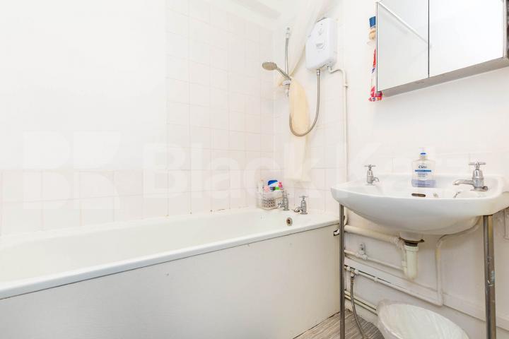 A split level 2/3 bedroom property with a large kitchen diner  Lindsey Mews, Islington
